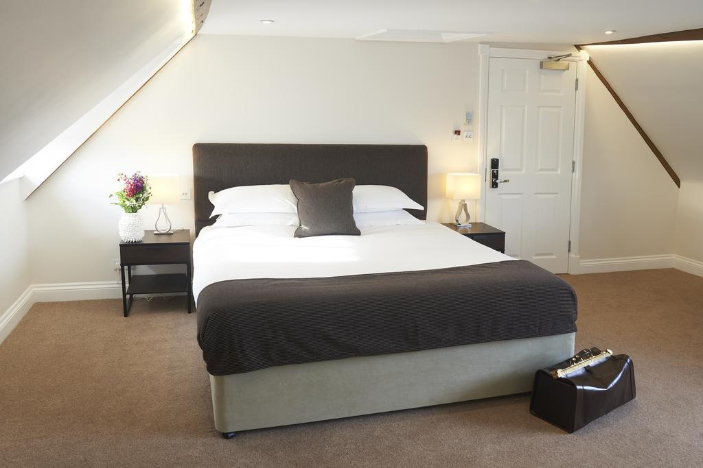 The Bell Inn Hotel Horndon-on-the-Hill Szoba fotó