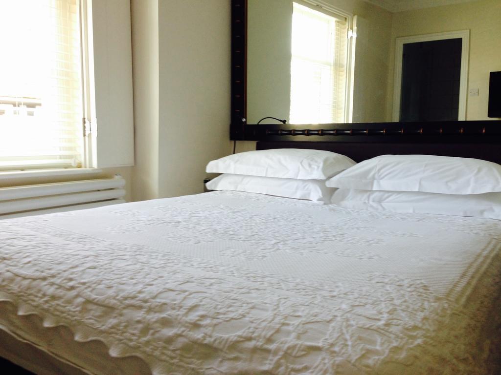 The Bell Inn Hotel Horndon-on-the-Hill Szoba fotó