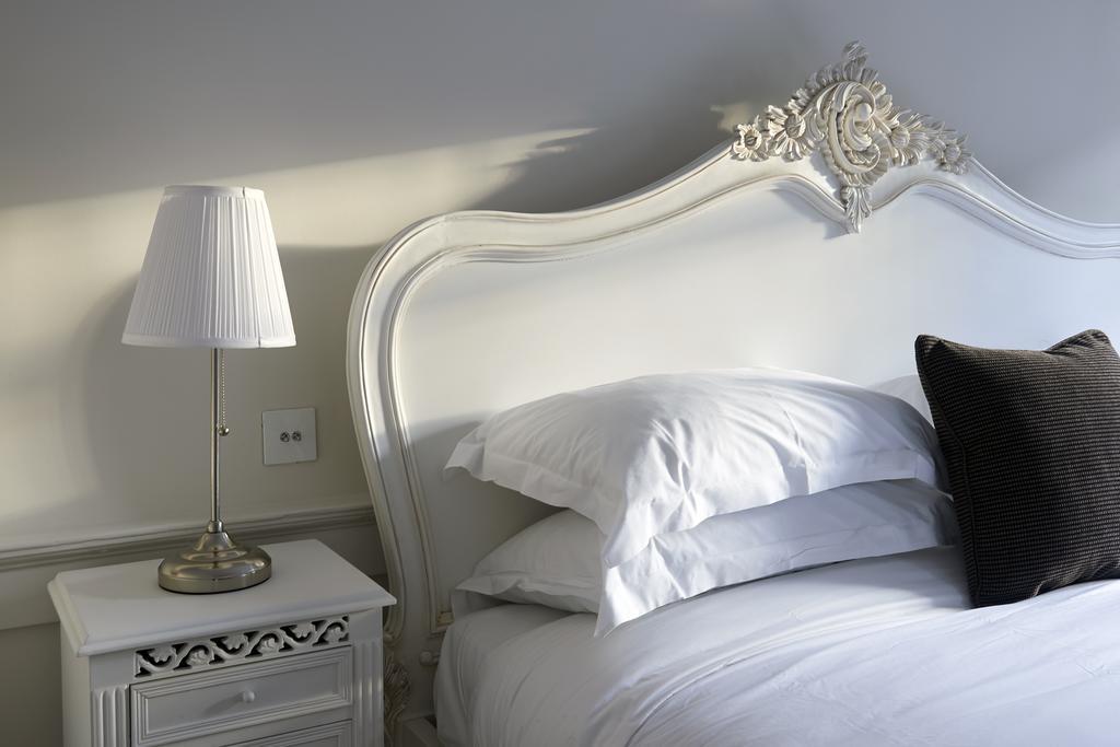 The Bell Inn Hotel Horndon-on-the-Hill Szoba fotó