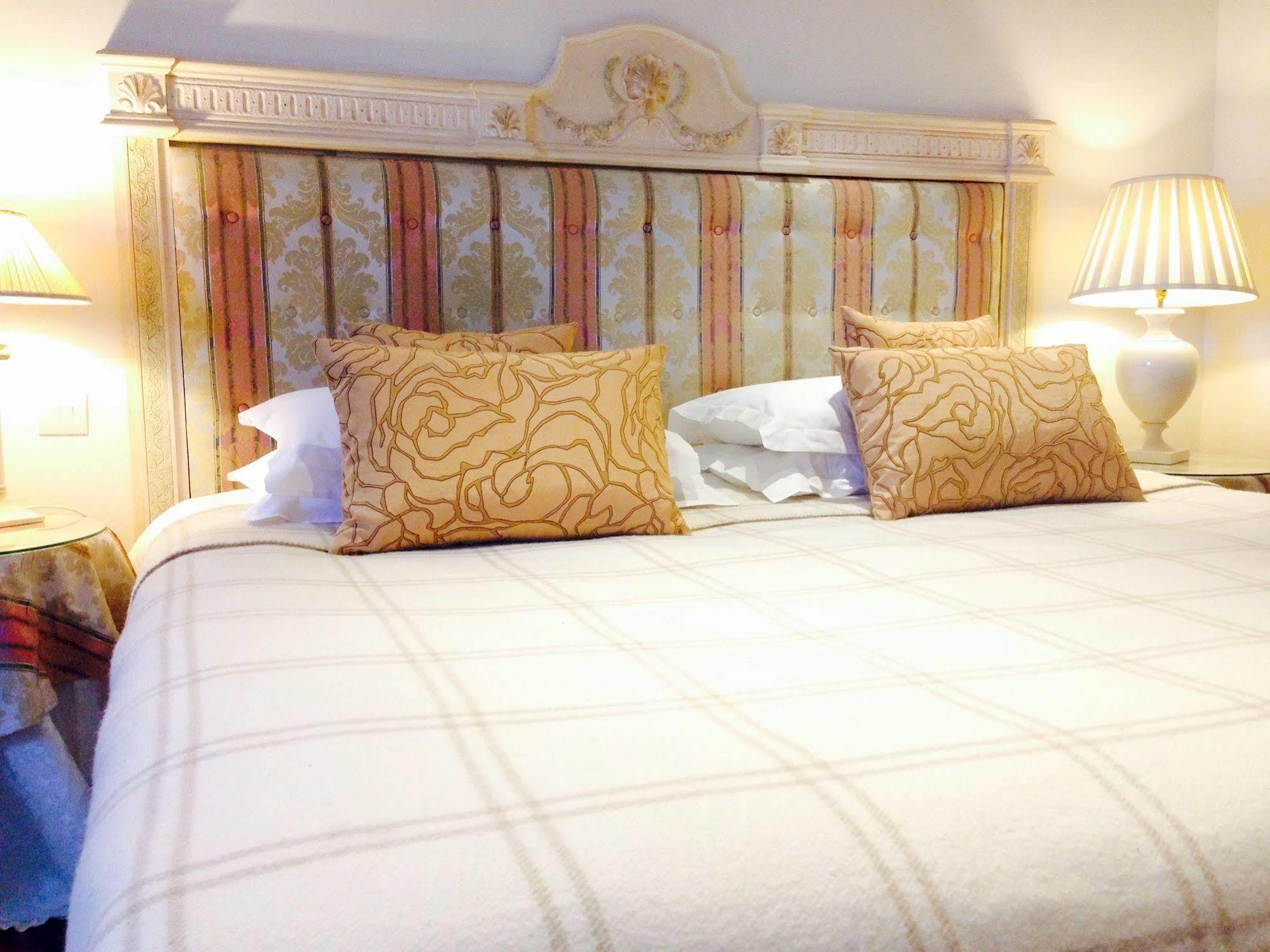 The Bell Inn Hotel Horndon-on-the-Hill Kültér fotó